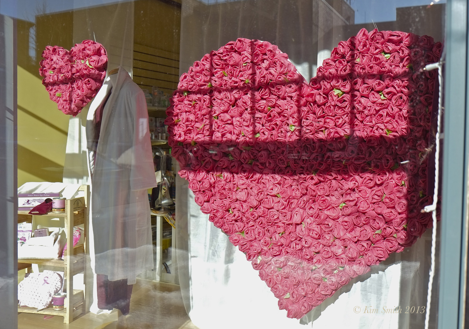rosas y corazones 14 de febrero decoracion de amor y amistad  escaparates 