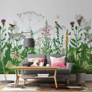 papel de colgadura jardín botánico verde con detalles florales y fauna dispersa pájaros y mariposas sobre las flores por adazio design