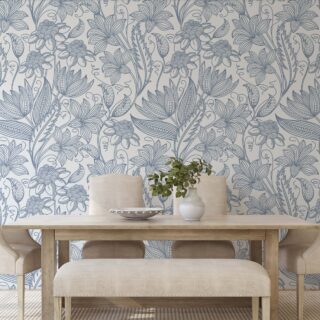 papel tapiz con patrones de estilo floral con colores azul sobrepuestas en fondo blanco por adazio design
