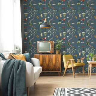 Papel tapiz con flores y pétalos rojos, blancos y azules con una mustela en color marron y cuello blanco sobre un fondo de color verde azulado. por Adazio Design
