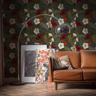Papel tapiz floral para salas en patron con flores de hibisco en tonos rojos y blancos sobre fondo de tonalidad verde oliva, por Adazio Design