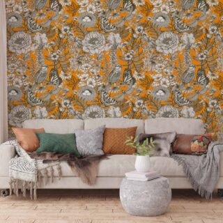 Papel tapiz ilustrado con flores, helechos, nido con huevos sobre ramas ave, polilla y libélula en tonos sepia monocromáticos sobre fondo naranja, por Adazio Design.