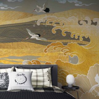 papel de colgadura en un mar de arena amarilla con aves blancas sobrevolando y flor de loto inspirado en el desierto chino, por Adazio Design.
