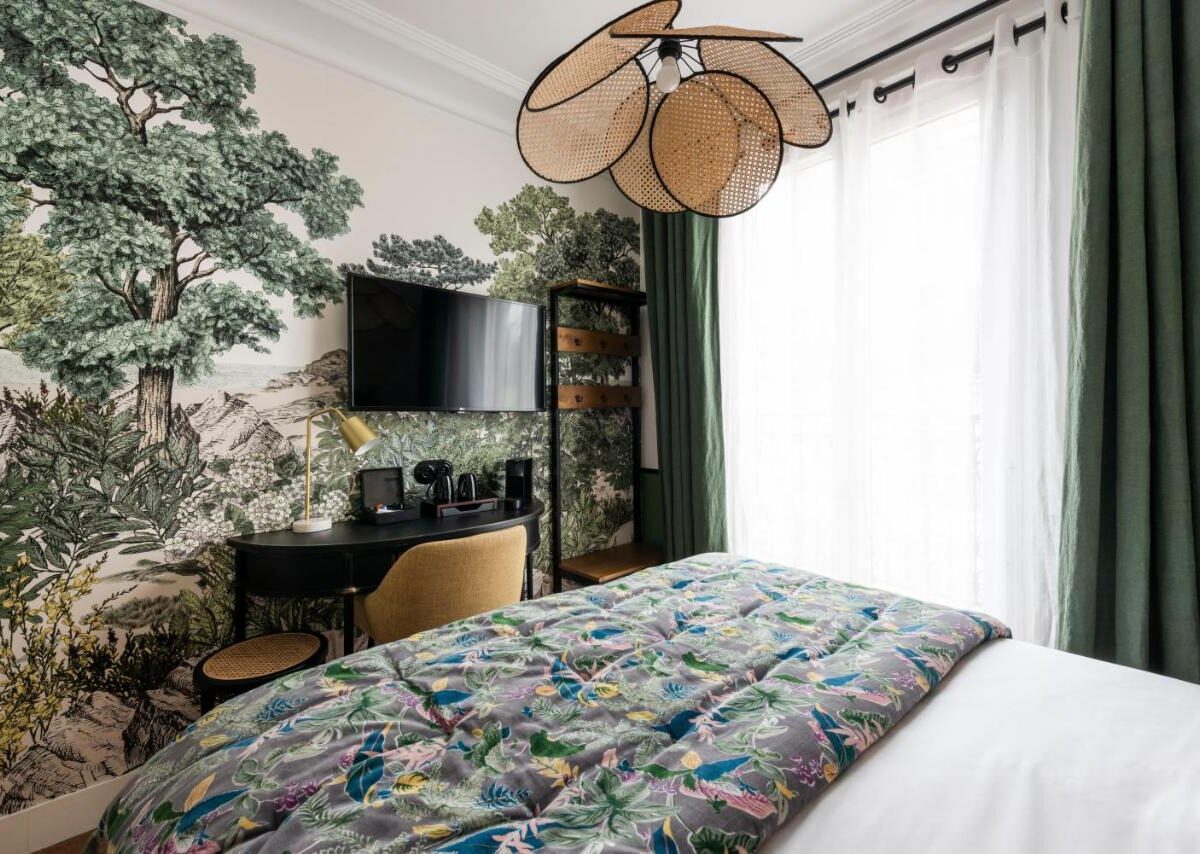 Papel tapiz con diseño de selva en el 
Hotel AVALON COSY