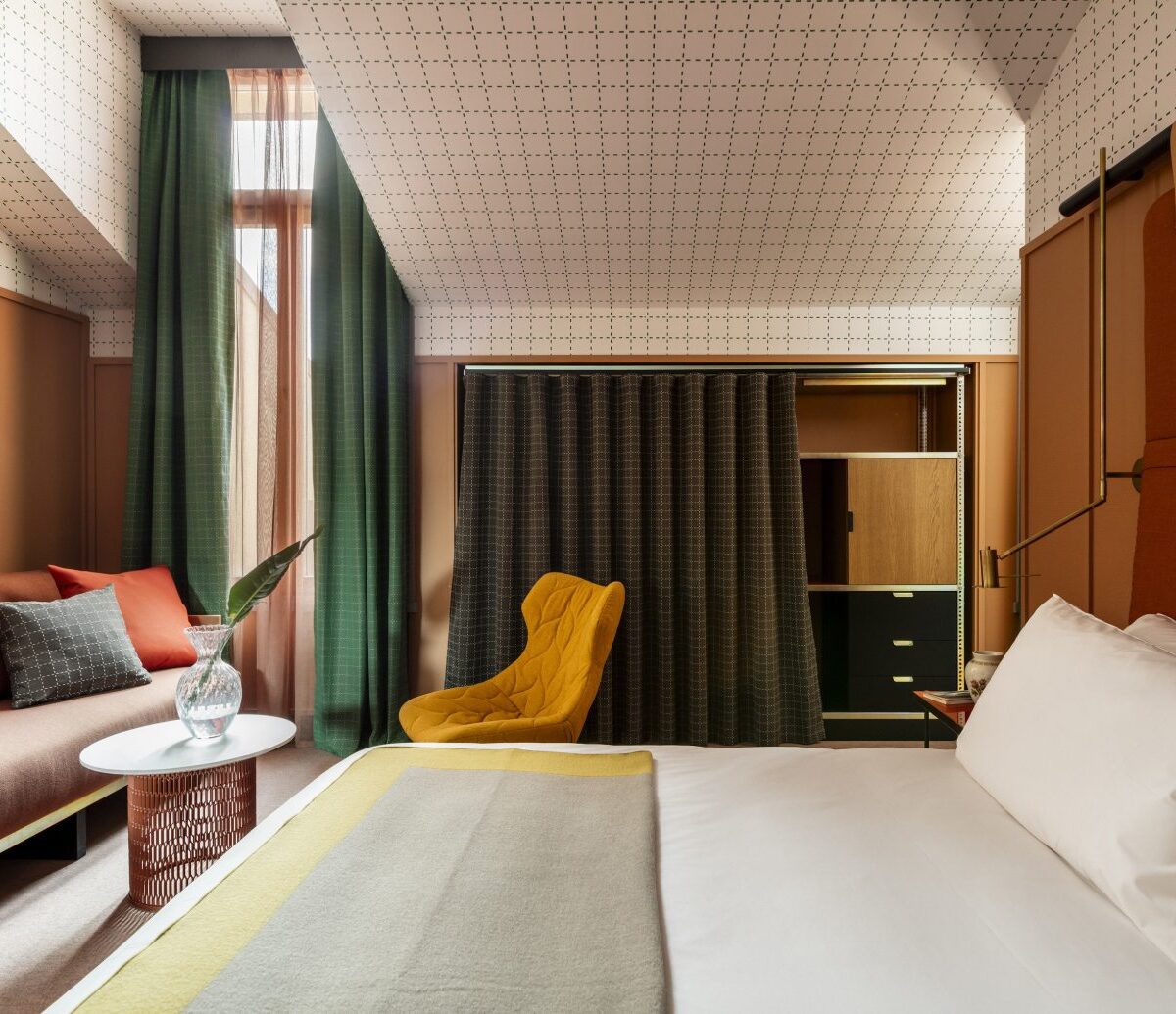 Papel tapiz de líneas en la habitación del 
Hotel Room Mate Giulia