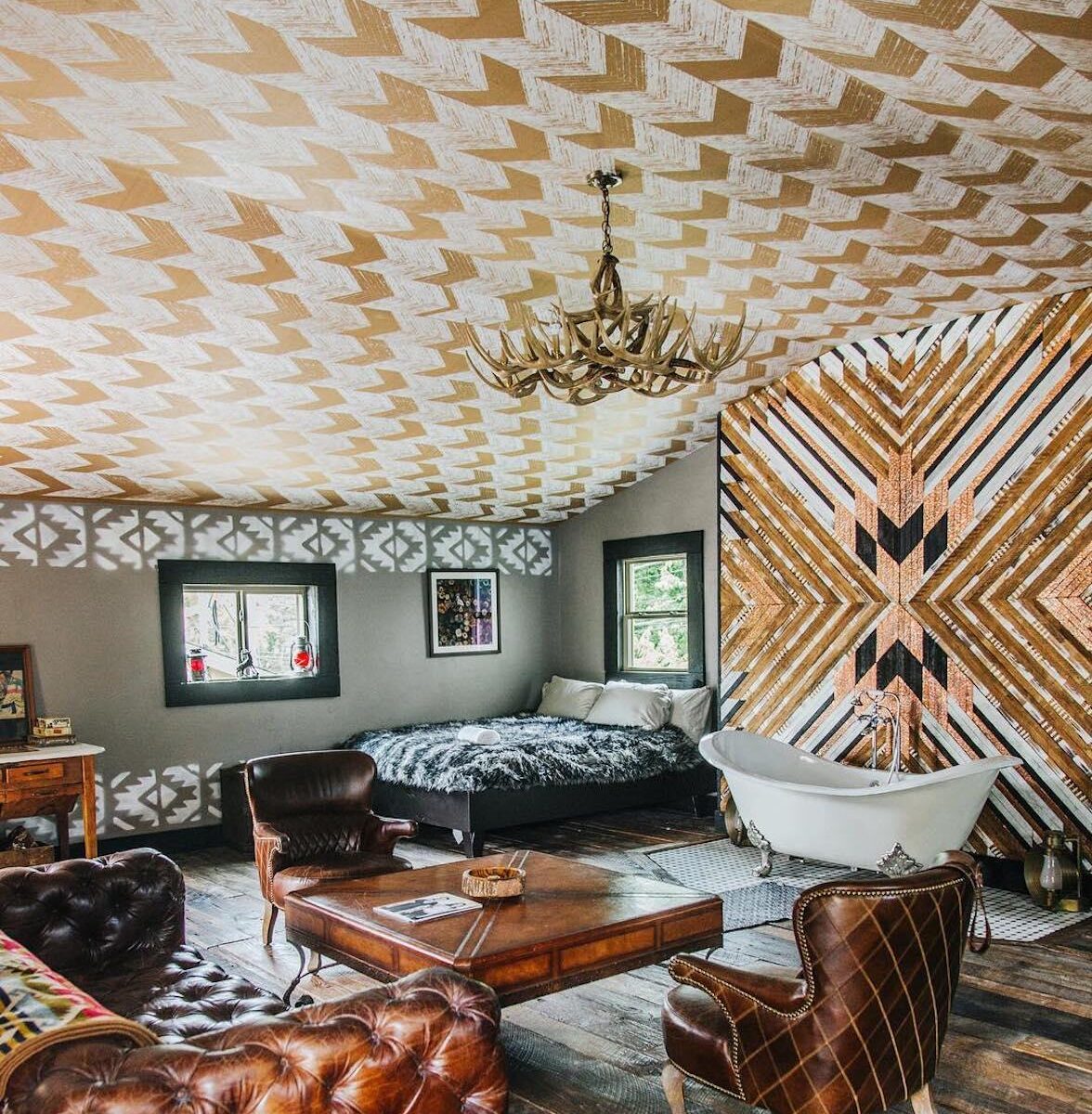 Papel tapiz con tonos dorados en la habitación del hotel Urban Cowboy-Nashville, Tennessee
