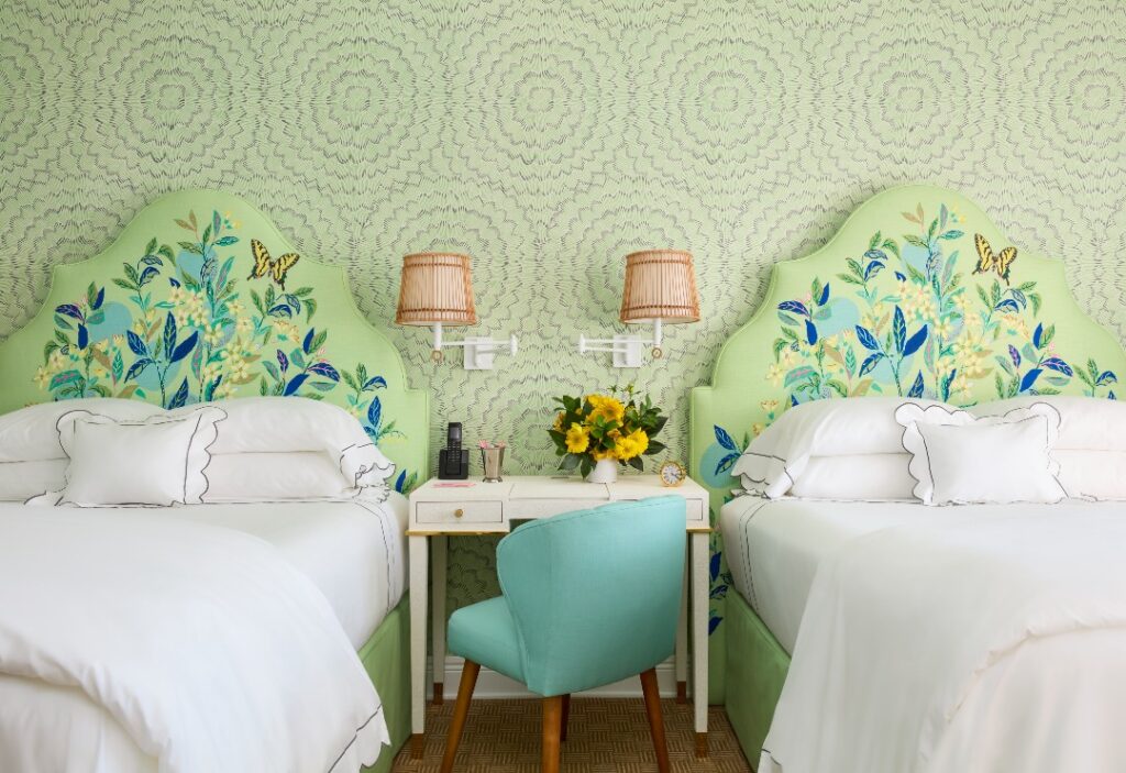 Papel tapiz vintage de tonos verdes en la habitación del hotel The Colony Hotel 

