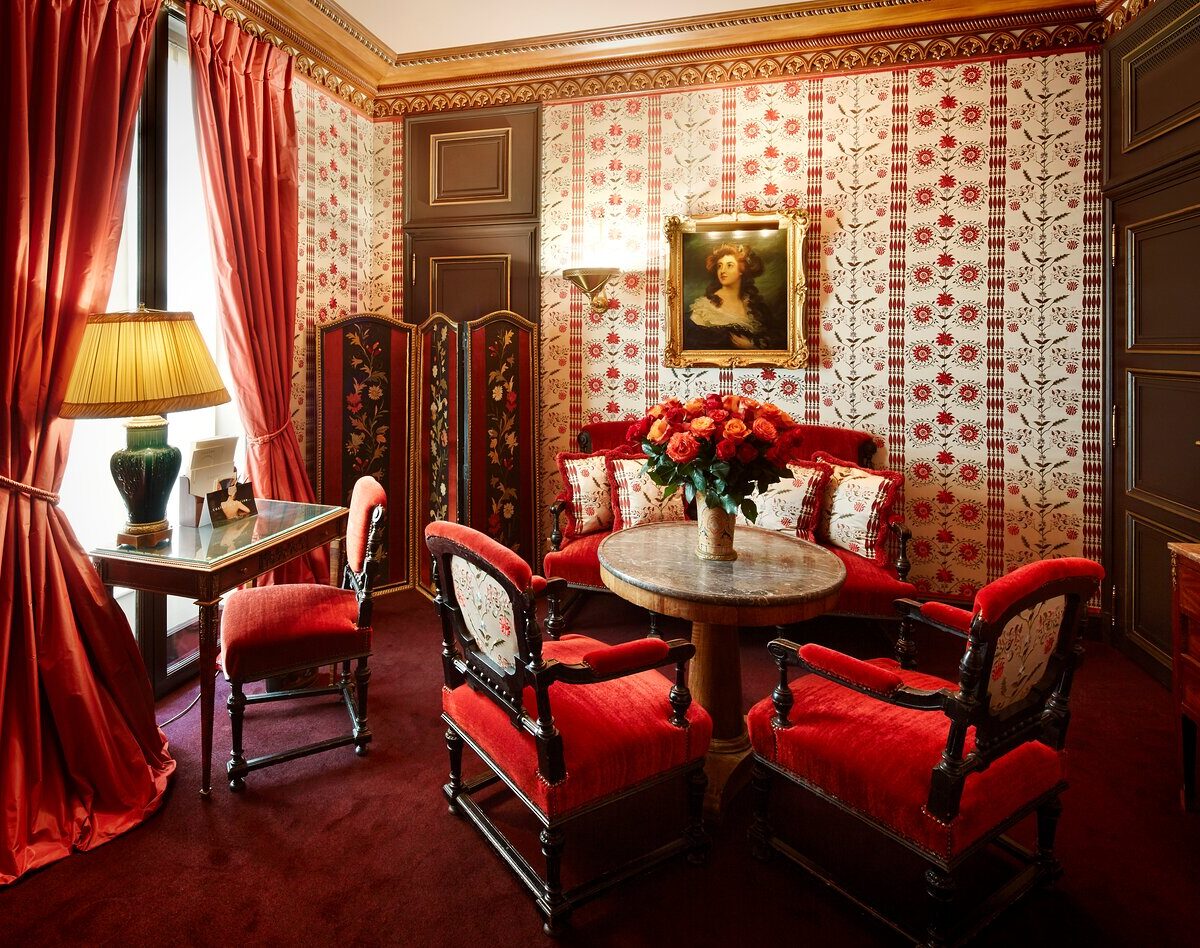 Papel tapiz vintage de color rojo en el Hotel Costes, Paris 
